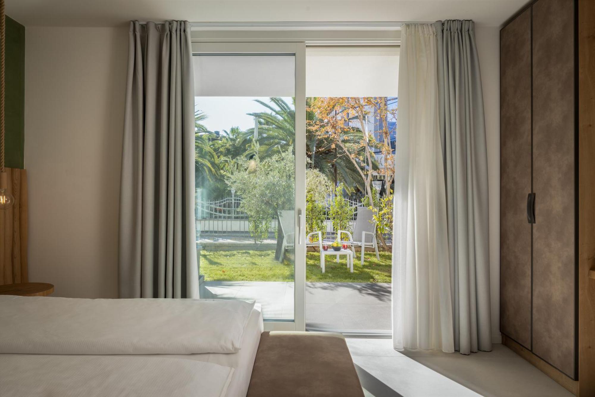 Aris Apartments & Sky Pool - Tonelli Hotels - Adult Friendly 加尔达湖滨 客房 照片